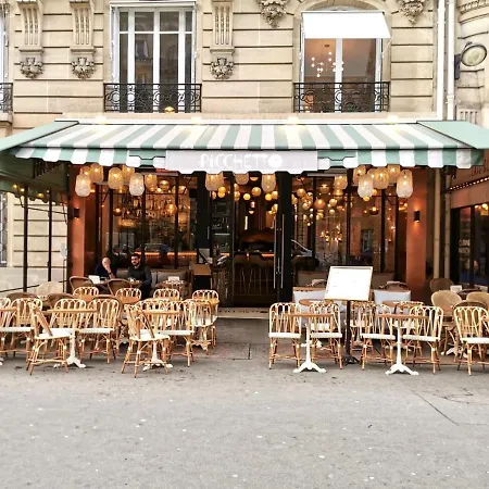 Cocooning Near The Eiffel Tower פריז